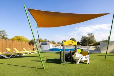 Jardin de l'établissement ZEcamping 4 jacuzzi piscine chauffée à 1km de la plage pet friendly