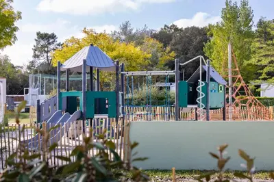 Aire de jeux pour enfants de l'établissement ZEcamping 4 jacuzzi piscine chauffée à 1km de la plage pet friendly