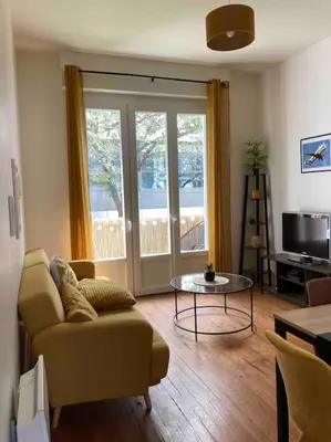 Télévision ou salle de divertissement dans l'établissement Coeur de ville, balcon & parking gratuit