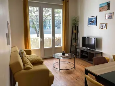 Télévision ou salle de divertissement dans l'établissement Coeur de ville, balcon & parking gratuit