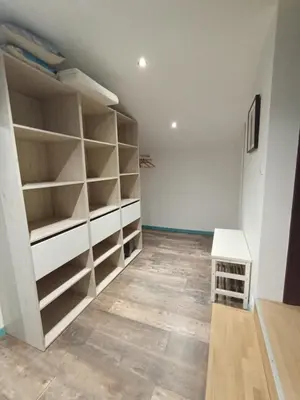 Bibliothèque dans la maison de vacances