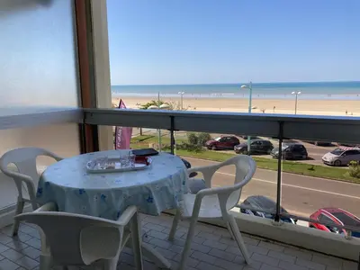 Vue générale sur la mer ou vue sur la mer prise depuis l'appartement