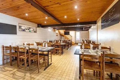 Restaurant ou autre lieu de restauration dans l'établissement Hôtel La Petite Auberge