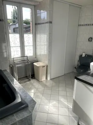 Salle de bains dans l'établissement Maison aux volets bleus