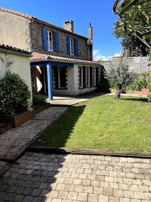 Jardin de l'établissement Maison aux volets bleus