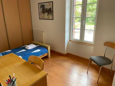 Un ou plusieurs lits dans un hébergement de l'établissement Maison aux volets bleus
