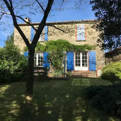 Maison aux volets bleus