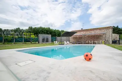 Piscine de l'établissement L'Evasion en Pierre Piscine et Étang Privé ou située à proximité