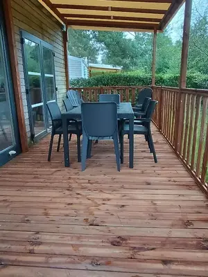Balcon ou terrasse dans l'établissement mobil home moderne et spacieux