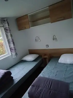 Un ou plusieurs lits dans un hébergement de l'établissement mobil home moderne et spacieux