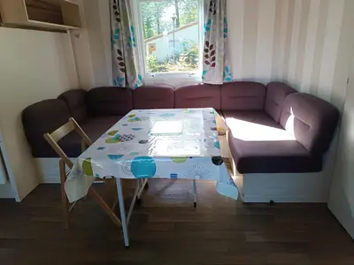 Coin salon dans l'établissement Mobil-home en pleine Nature