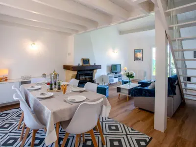 Coin salon dans l'établissement Holiday Home Les Pins by Interhome