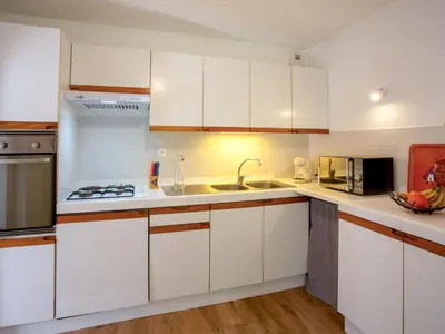 Cuisine ou kitchenette dans l'établissement Holiday Home Les Pins by Interhome