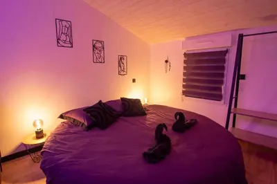 Un ou plusieurs lits dans un hébergement de l'établissement L'échappée nocturne Love