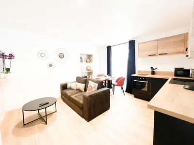 Cuisine ou kitchenette dans l'établissement La Perle du Commando, 80m Front de mer