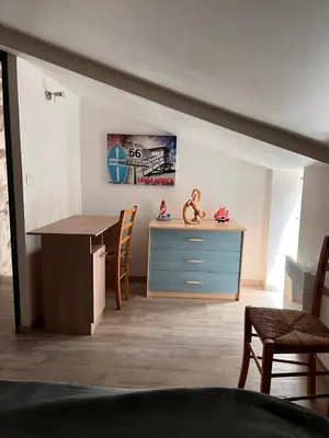 Coin salon dans l'établissement Appartement pierres apparentes