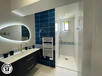 Salle de bains dans l'établissement Gîte romantique avec spa et jardin à 1 km de l'Atlantique, proche Noirmoutier et plages - FR-1-426-554