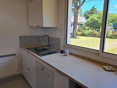 Cuisine ou kitchenette dans l'établissement Maison familiale de charme à Saint-Jean-de-Monts - WIFI - FR-1-323-546