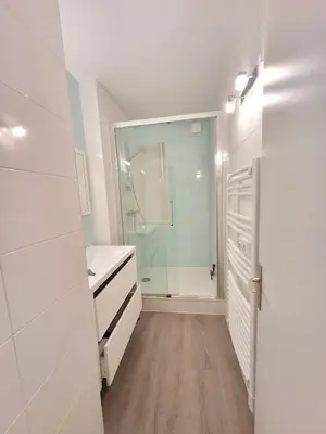 Salle de bains dans l'établissement La Rochejacquelein
