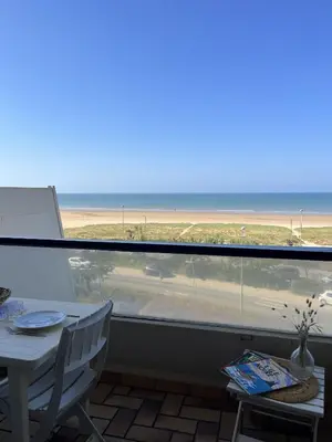Vue générale sur la mer ou vue sur la mer prise depuis l'appartement