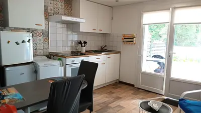Cuisine ou kitchenette dans l'établissement Appartement RdC en bordure de forêt