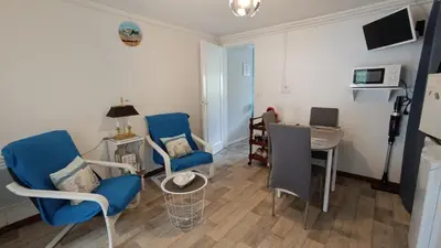 Télévision ou salle de divertissement dans l'établissement Appartement RdC en bordure de forêt