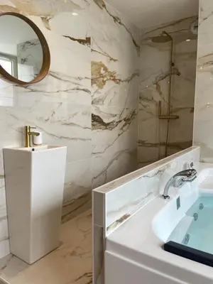Salle de bains dans l'établissement Le cocon du désir - Balnéo et haut de gamme