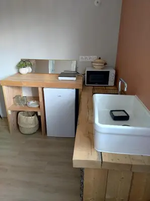 Cuisine ou kitchenette dans l'établissement Studio A avec parking