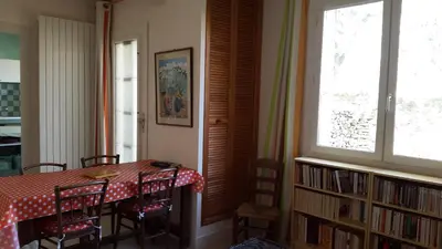 Bibliothèque dans la maison de vacances