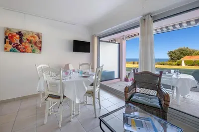 Télévision ou salle de divertissement dans l'établissement Bord de mer, rez-de-terrasse pour 4, Pornic