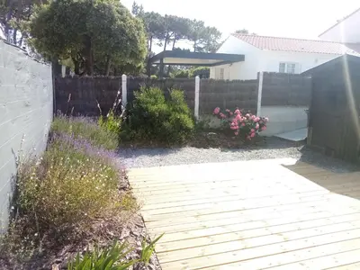 Jardin de l'établissement maison récente proche forêt et bord de mer