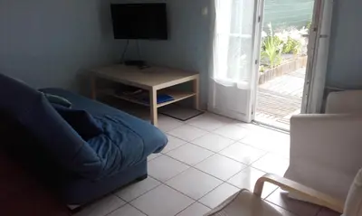 Télévision ou salle de divertissement dans l'établissement maison récente proche forêt et bord de mer