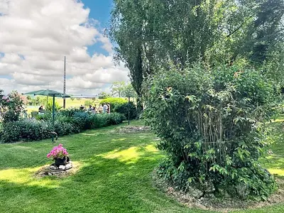Jardin de l'établissement Maison charmante à Ombrée d'Anjou avec jardin et terrasse