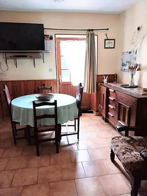 Télévision ou salle de divertissement dans l'établissement Maison charmante à Ombrée d'Anjou avec jardin et terrasse