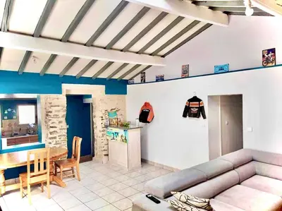 Cuisine ou kitchenette dans l'établissement Charmante maison atypique en village