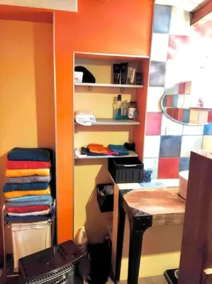 Cuisine ou kitchenette dans l'établissement Charmante maison atypique en village