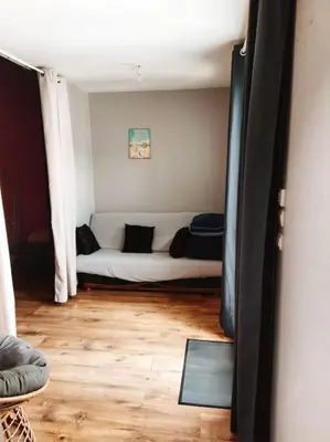 Coin salon dans l'établissement Charmante maison atypique en village
