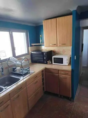 Cuisine ou kitchenette dans l'établissement Charmante maison atypique en village