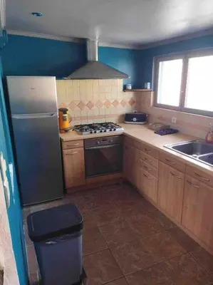 Cuisine ou kitchenette dans l'établissement Charmante maison atypique en village