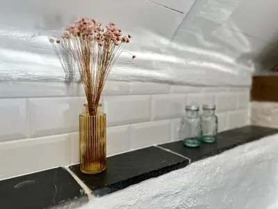 Cuisine ou kitchenette dans l'établissement Le Petit Tinténiac - T2 cosy au cœur de la Doutre