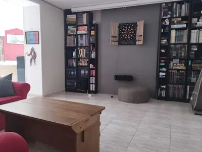Bibliothèque dans la maison de vacances
