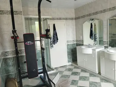 Salle de bains dans l'établissement Grande maison familiale avec piscine couverte chauffée à 15 min du centre de Nantes
