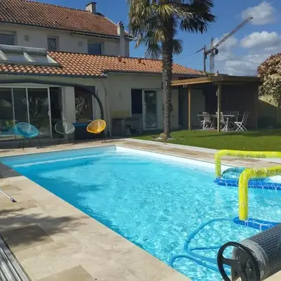 Grande maison familiale avec piscine couverte chauffée à 15 min du centre de Nantes