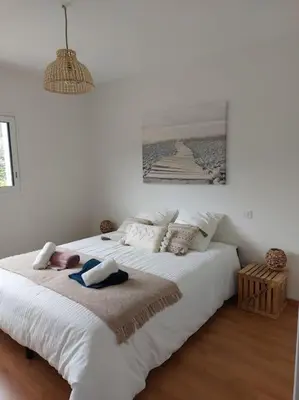 Un ou plusieurs lits dans un hébergement de l'établissement Villa MINA avec piscine privée proche mer