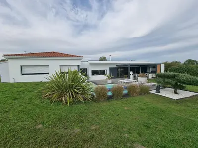 Jardin de l'établissement Villa MINA avec piscine privée proche mer