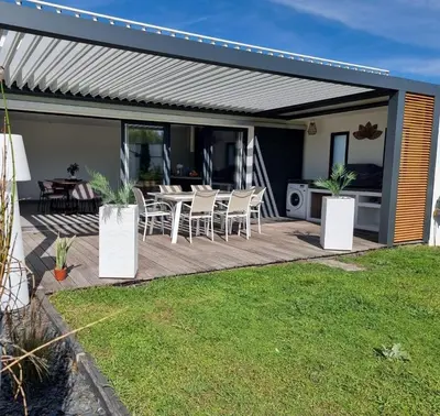 Jardin de l'établissement Villa MINA avec piscine privée proche mer