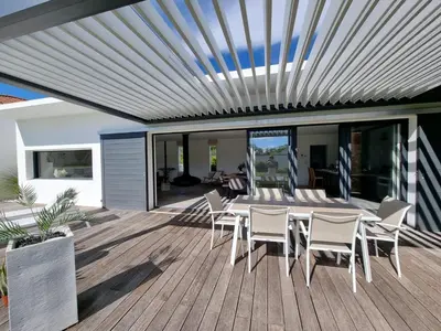 Balcon ou terrasse dans l'établissement Villa MINA avec piscine privée proche mer