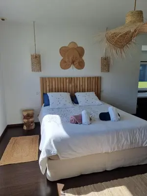 Un ou plusieurs lits dans un hébergement de l'établissement Villa MINA avec piscine privée proche mer