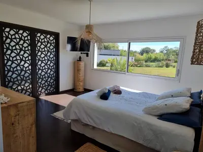 Un ou plusieurs lits dans un hébergement de l'établissement Villa MINA avec piscine privée proche mer