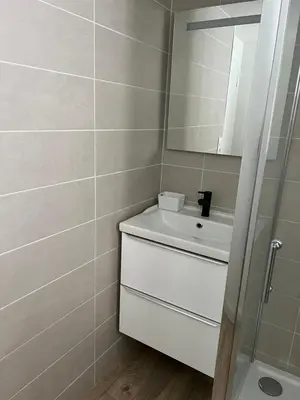 Salle de bains dans l'établissement L'appartement des Perroquets